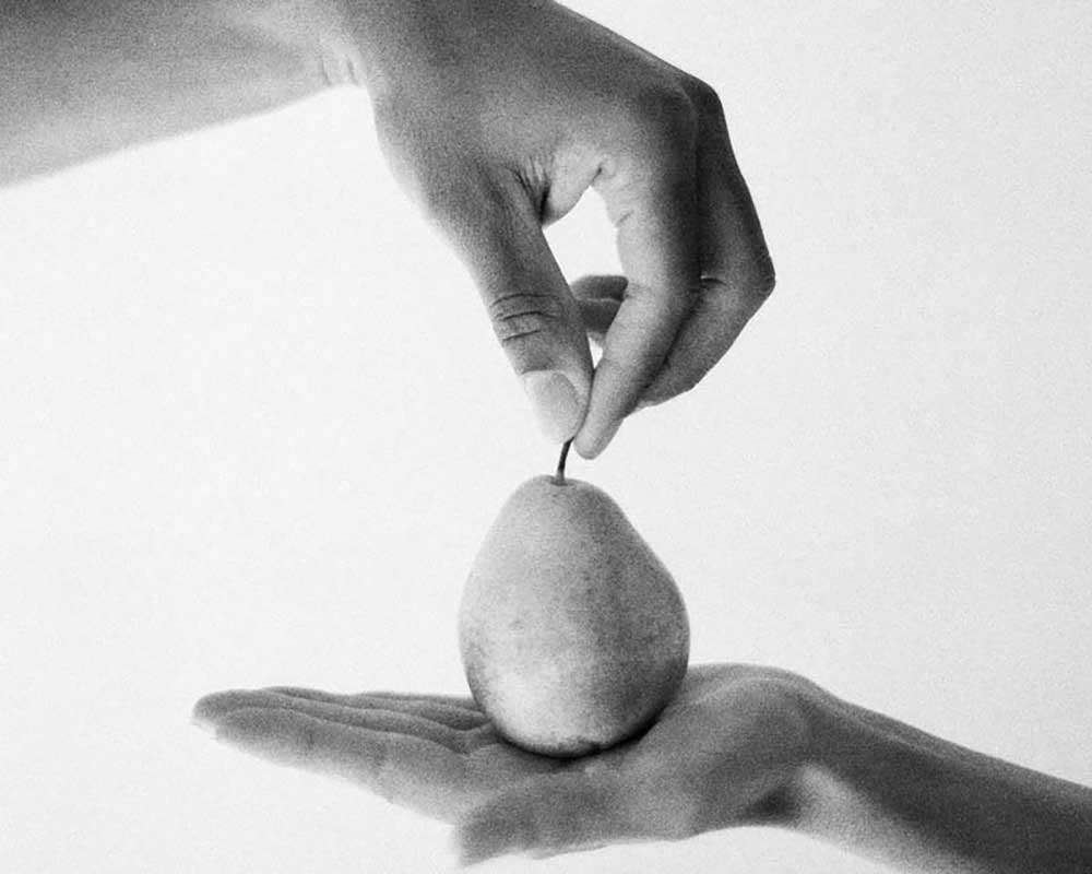una pera passa di mano in mano